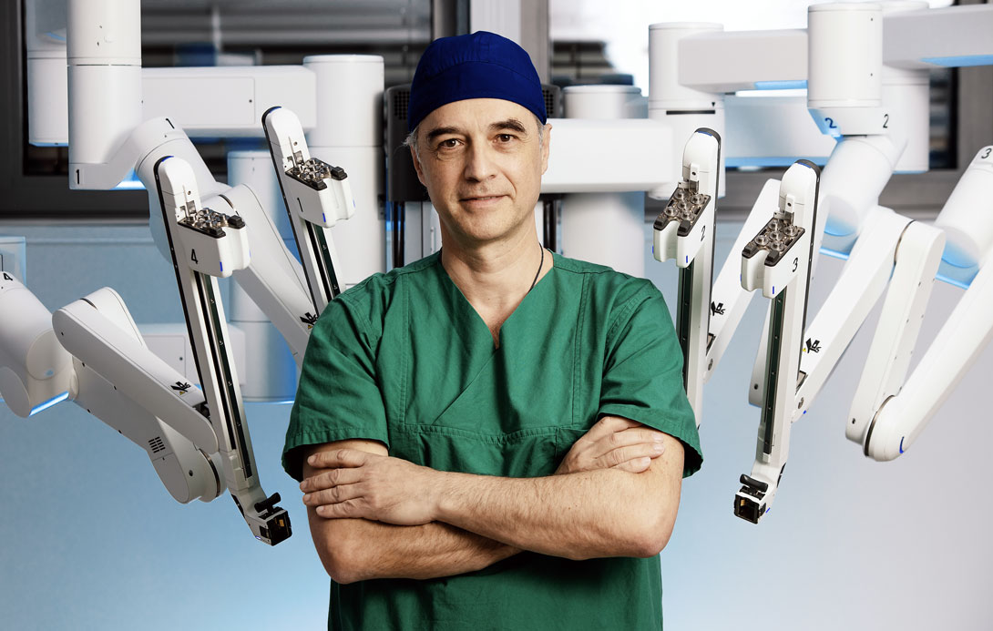 Chefarzt Prof. Dr. Zarras vor dem Da Vinci Roboter