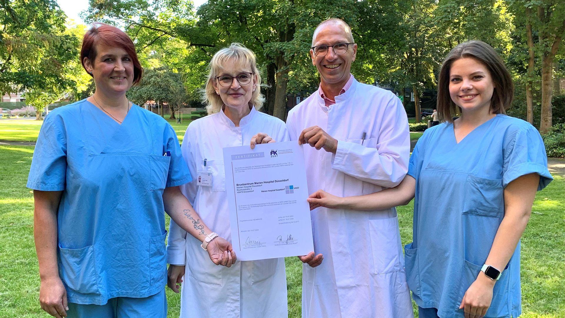 Das Team des Brustkrebszentrums am Marien Hospital Düsseldorf mit dem ÄKZert-Zertifikat